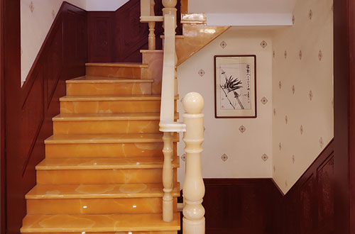 姚安中式别墅室内汉白玉石楼梯的定制安装装饰效果